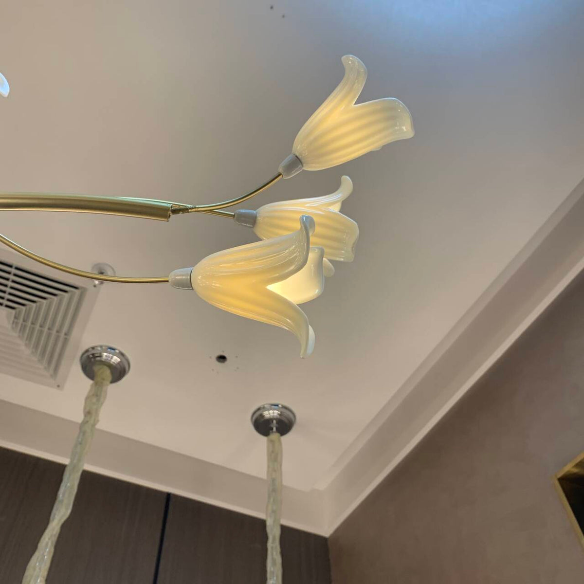 Modern Brass Branch Ceramics Flower Chandelier for Stylish Living Room Hotel and Restaurant